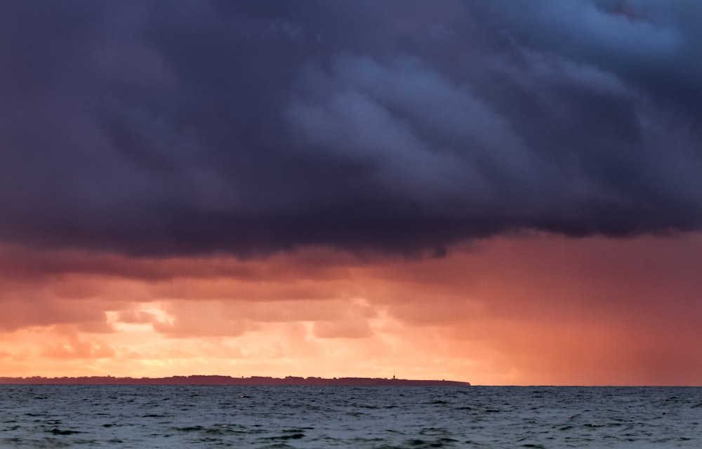 海の上の灰色のニンバス雲