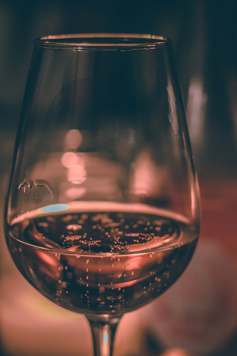 透明な液体が入った透明なワイングラス