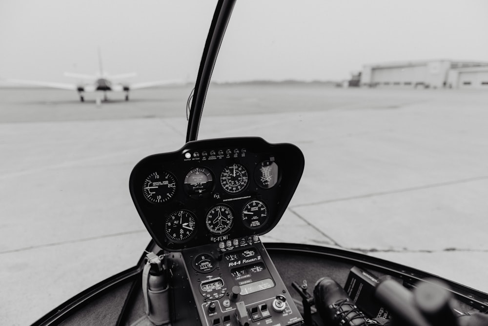 Salpicadero de avión negro