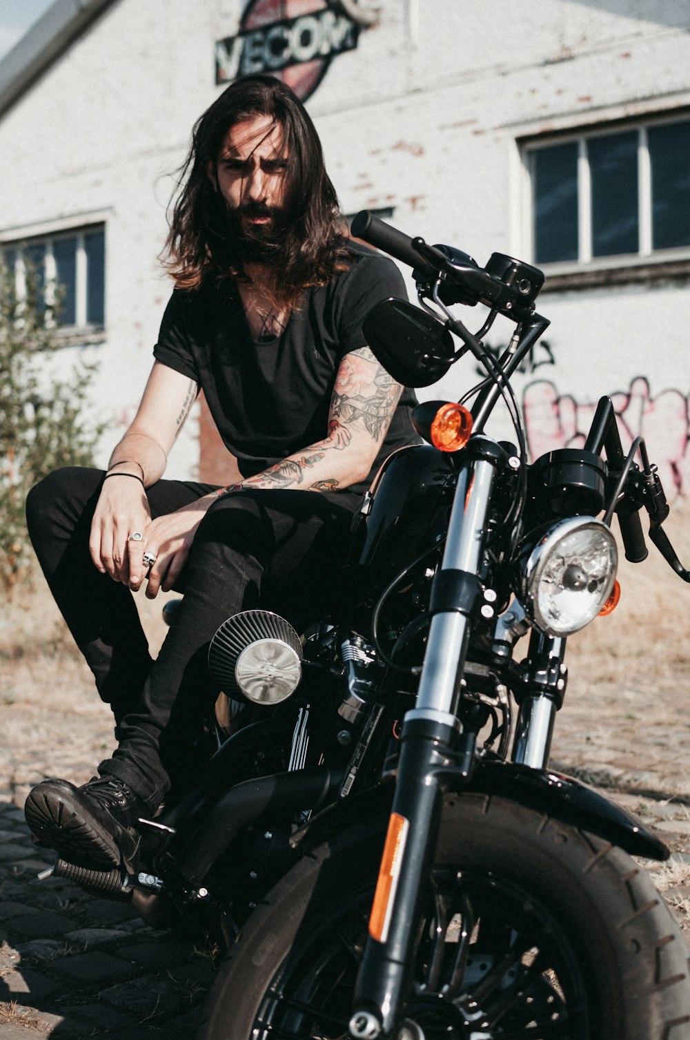 검은 순양함 오토바이에 앉아있는 남자