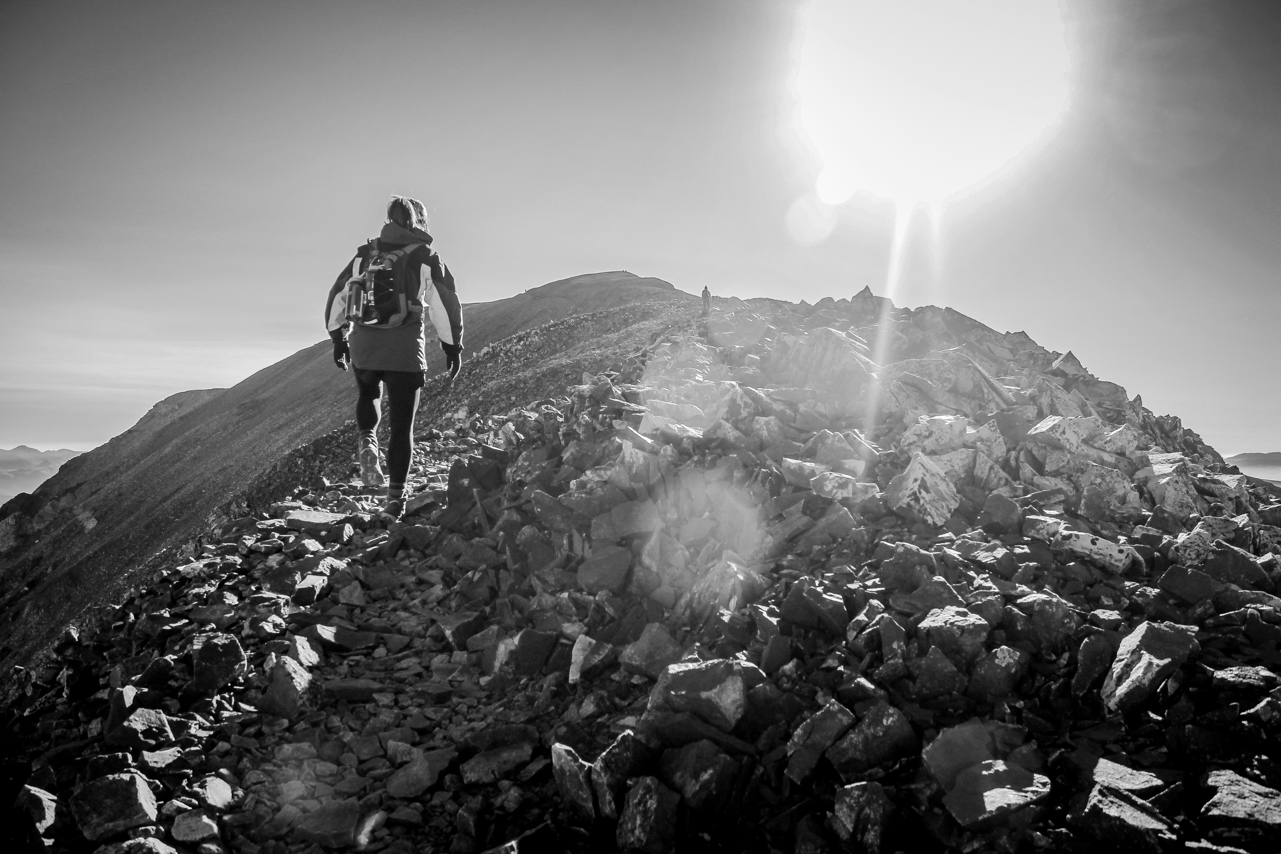 Гора эльбрус альпинисты. Бороться гора. Восхождение на эльбрус пик. Терскол вершина. Гора и скалолаз.