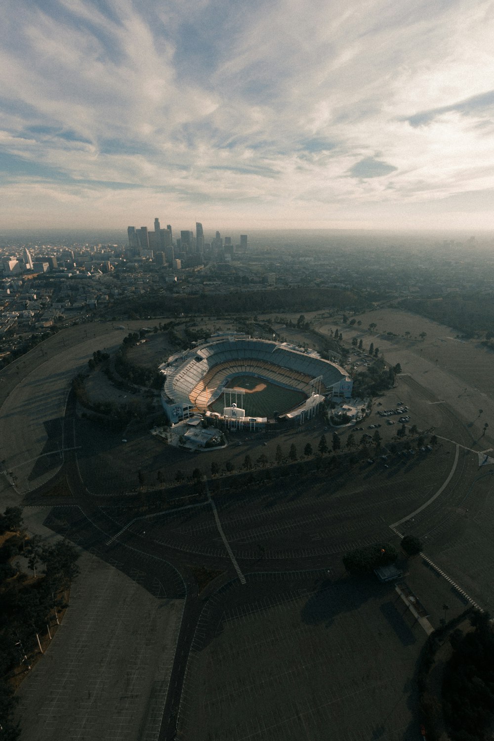 fotografia aérea do campo de beisebol sob céu nublado