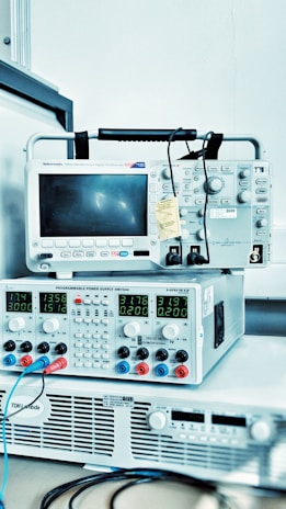 Detailed view of measurement and analysis instruments available at labordz.