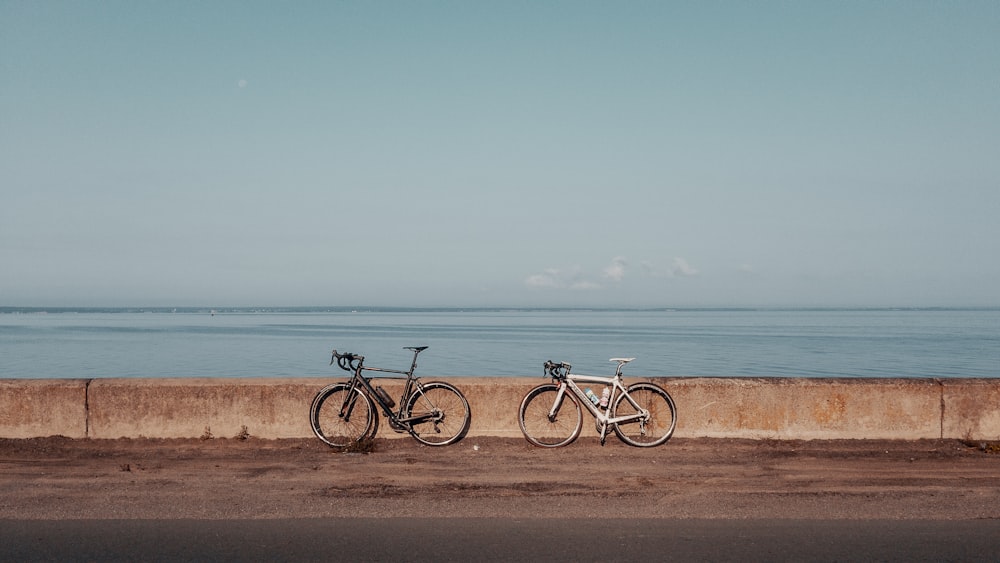 biciclette nere e grigie sul marciapiede