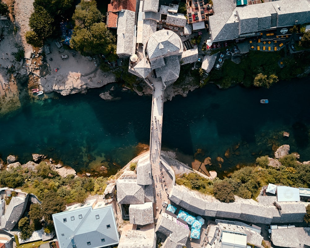 Foto de la vista superior del puente de hormigón que conecta dos aldeas durante el día