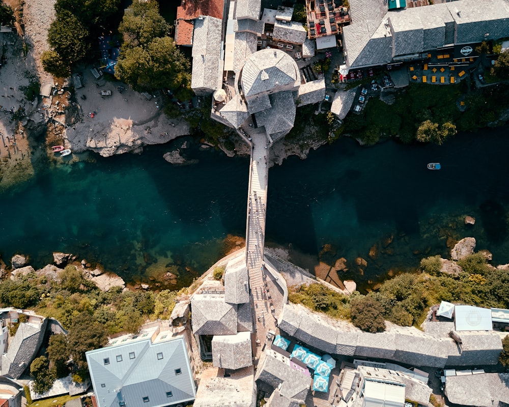Foto de vista superior da ponte de concreto ligando duas aldeias durante o dia
