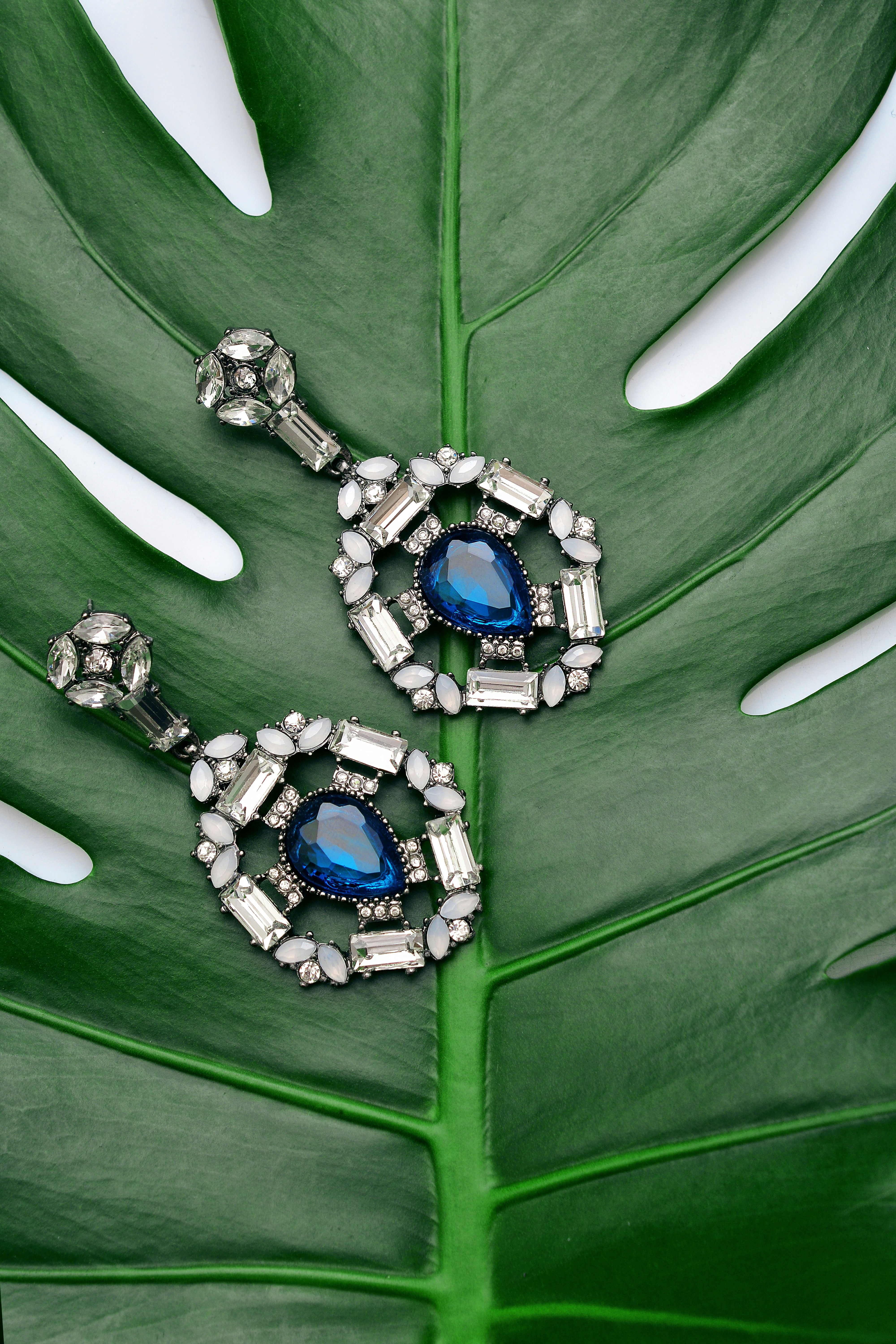 great photo recipe,how to photograph pair of silver-colored earrings with blue gemstone