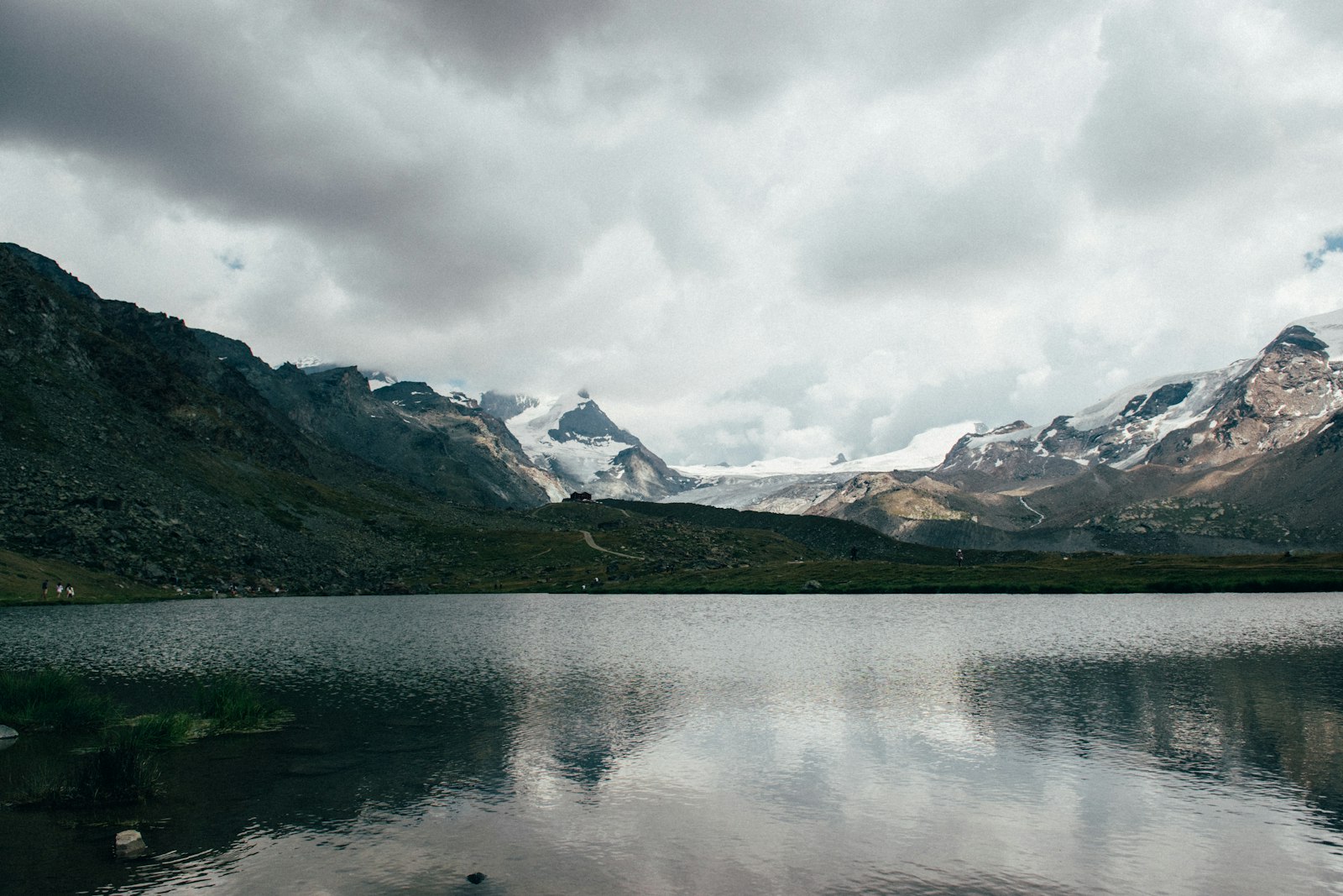 Nikon D5600 + Nikon AF-S DX Nikkor 17-55mm F2.8G ED-IF sample photo. Calm body of water photography