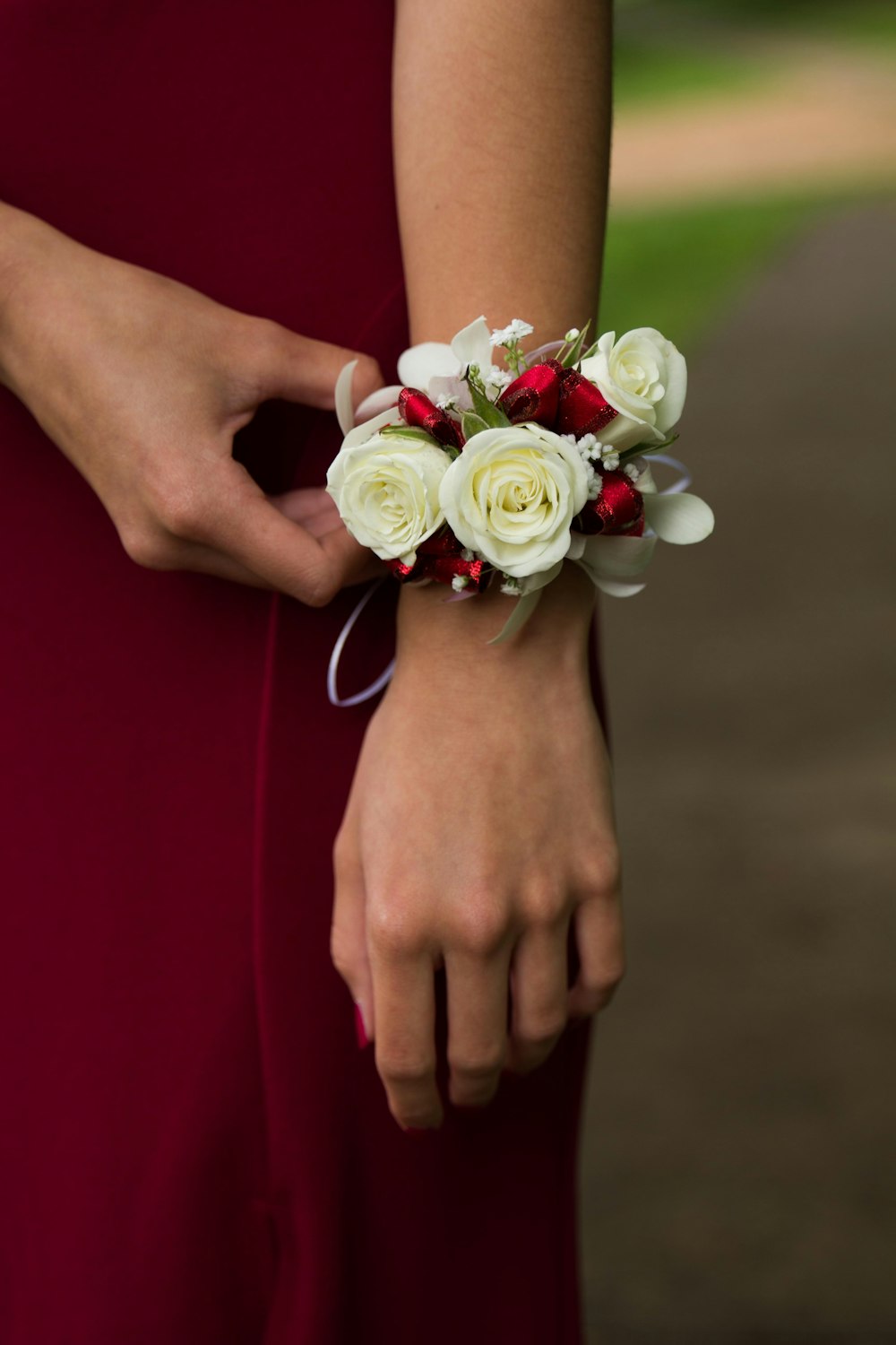 woman wearing bridal flower bracelet