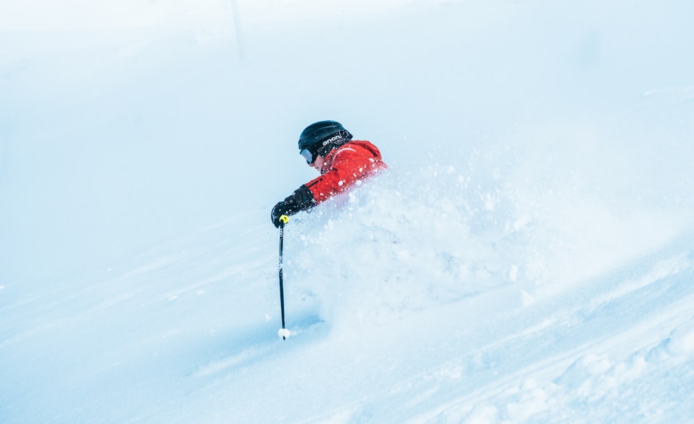 personne effectuant du ski