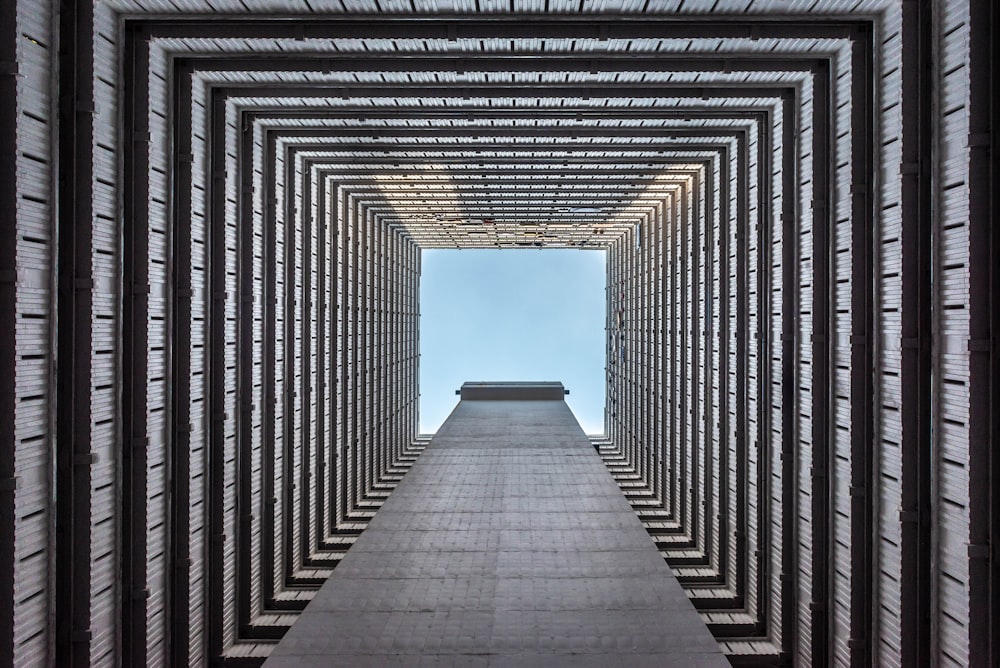 Fotografía de ángulo bajo edificio gris