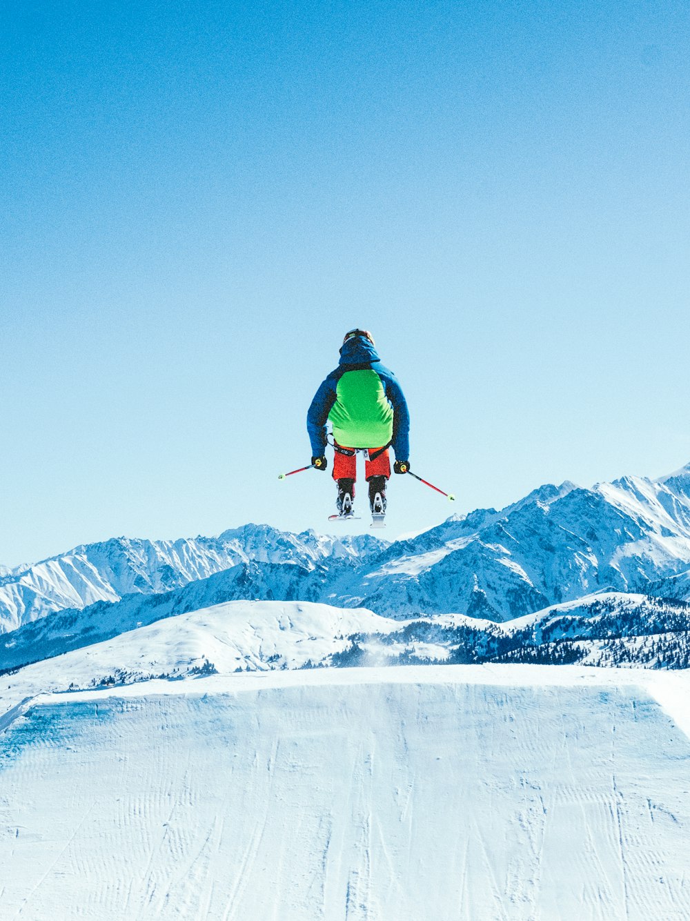 personne utilisant des lames de ski