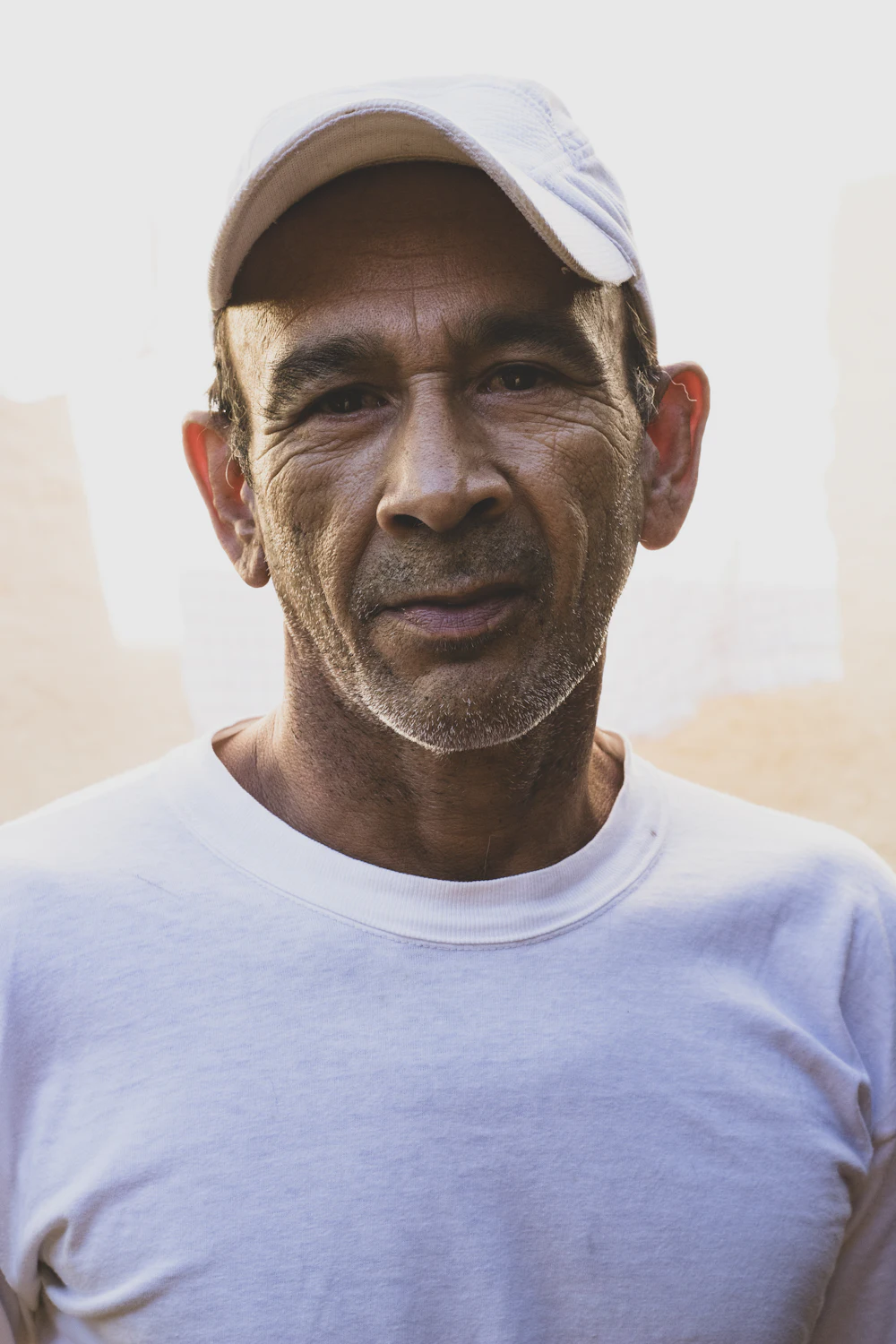 Retrato de um trabalhador sorrindo de leve para a câmera