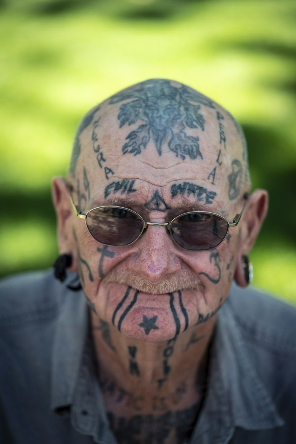 homme portant des lunettes de soleil marron