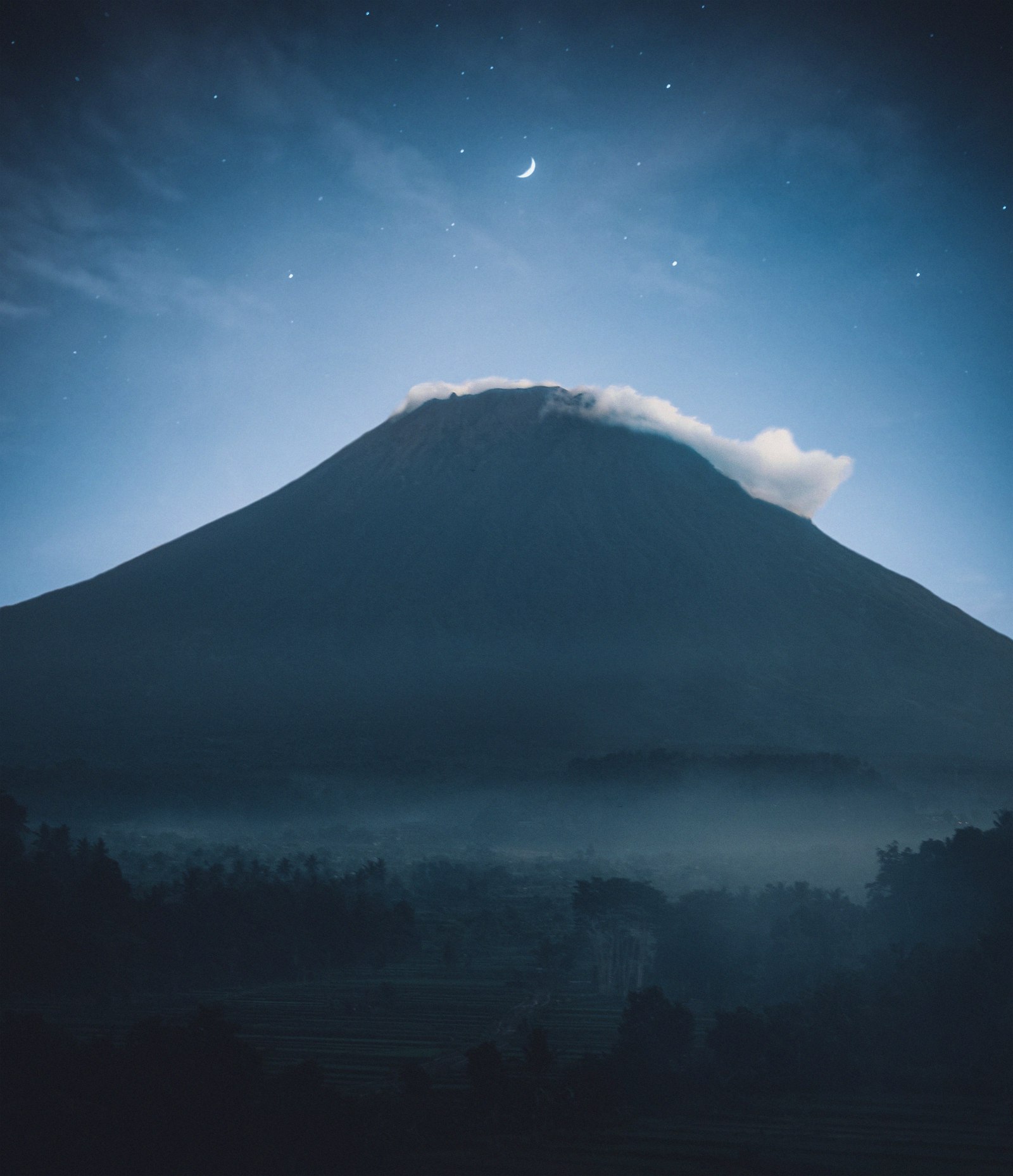 Sigma 18-200mm F3.5-6.3 DC OS HSM sample photo. Mountain covered by clouds photography