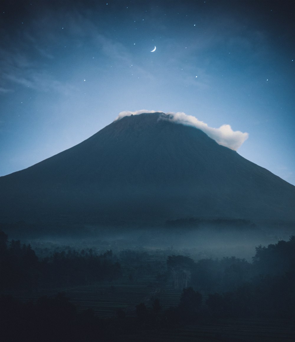 雲に覆われた山