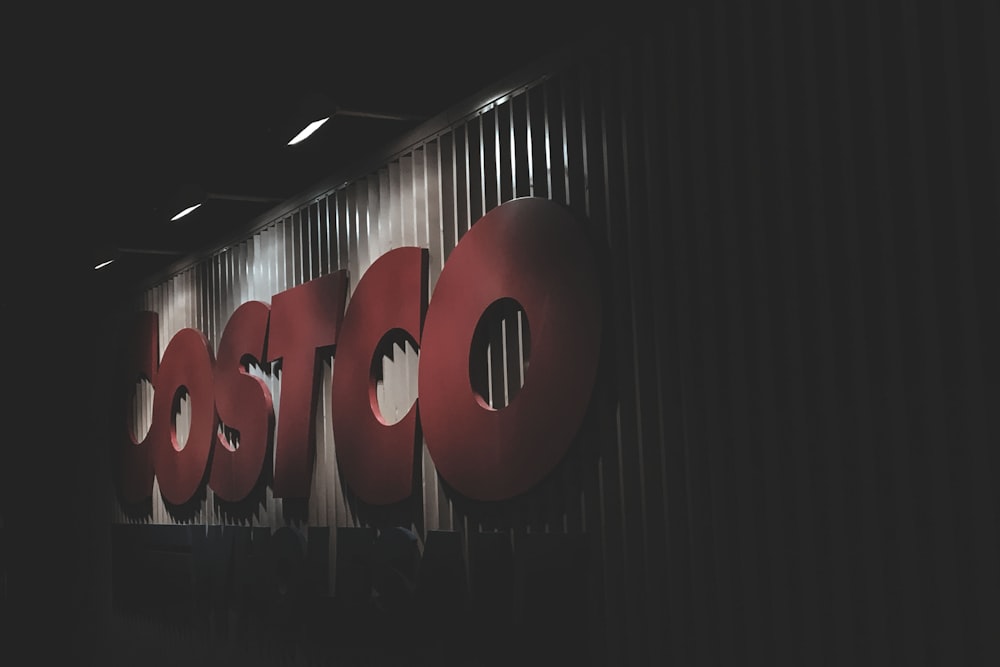 rote Costco-Beschilderung