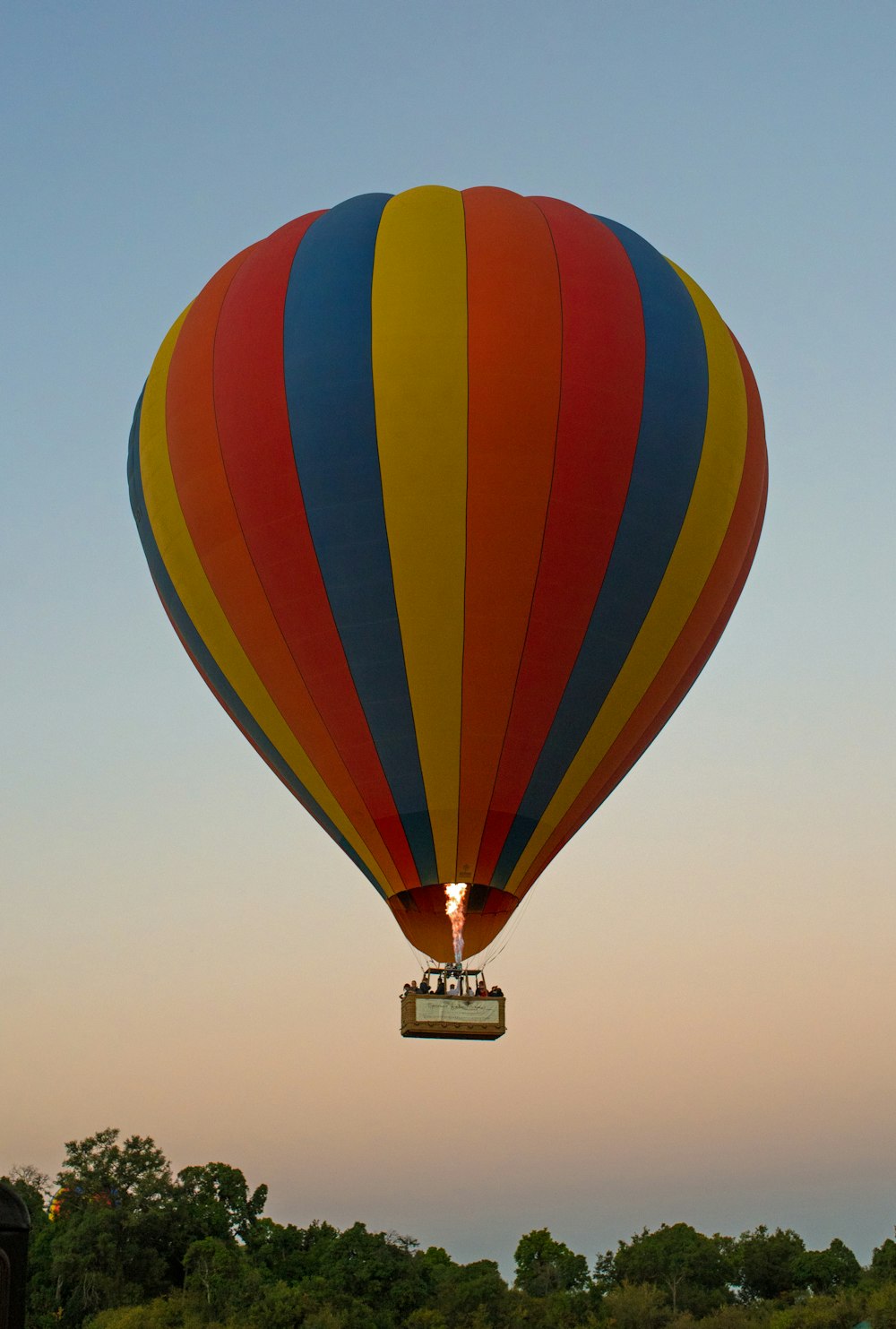 globo aerostático multicolor en el cielo