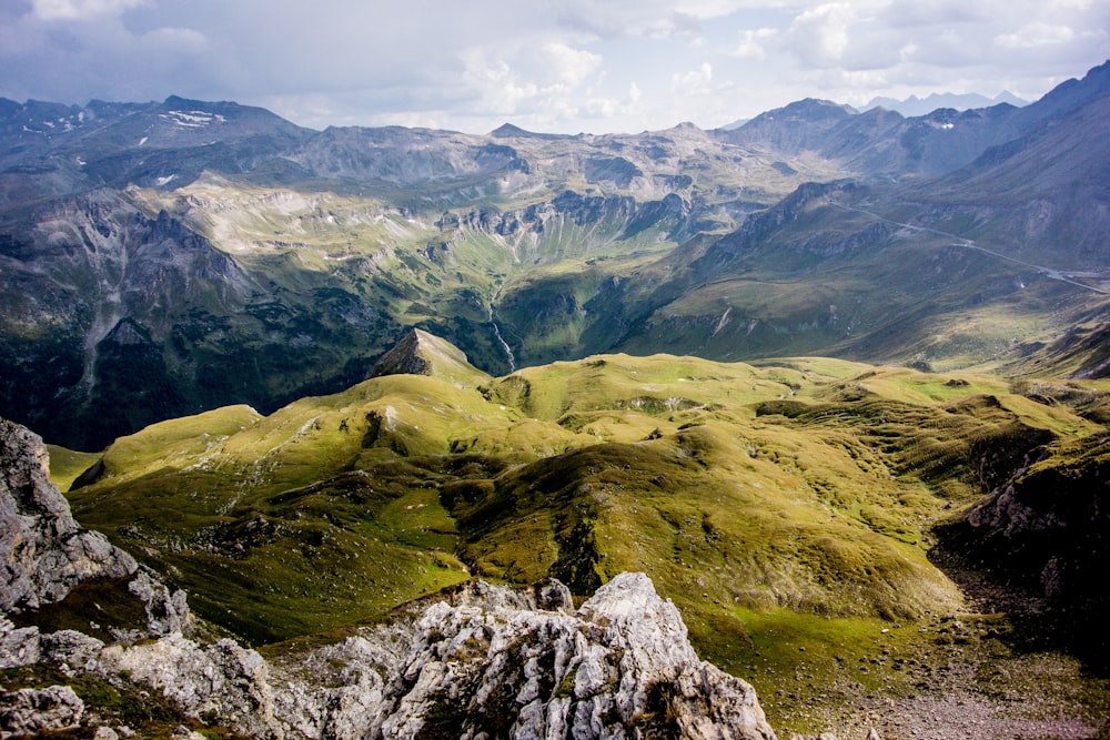 Landschaftsfotografie von Bergen unter weißem Himmel