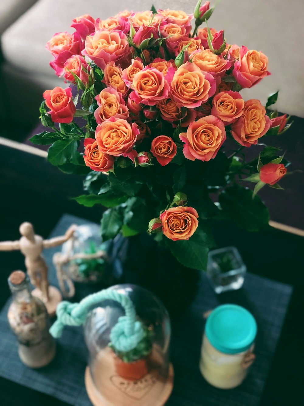 Bouquet de roses et pot en verre transparent