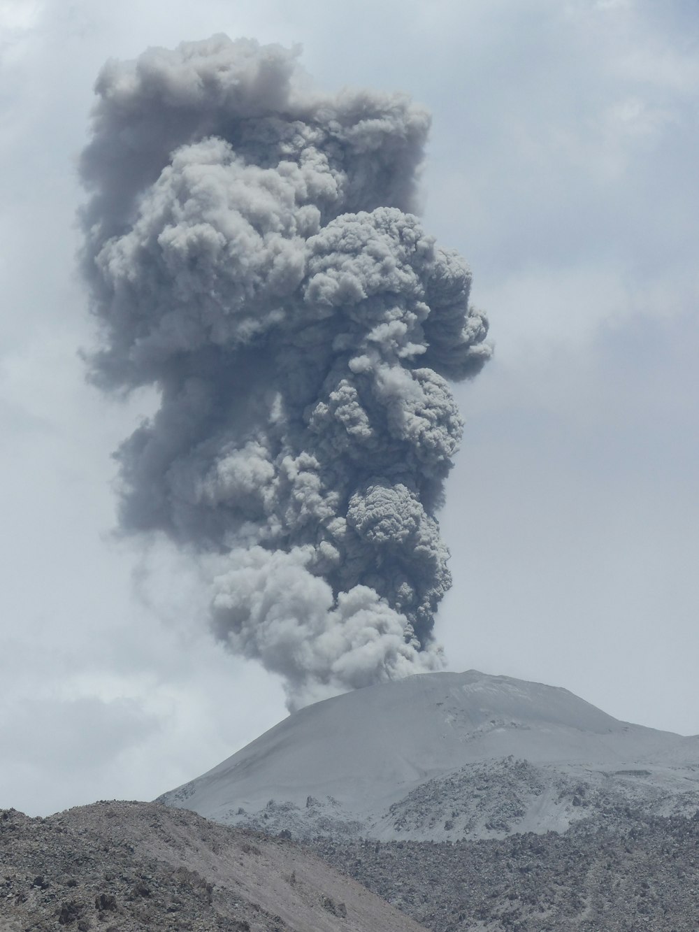 昼間の曇り空下の火山