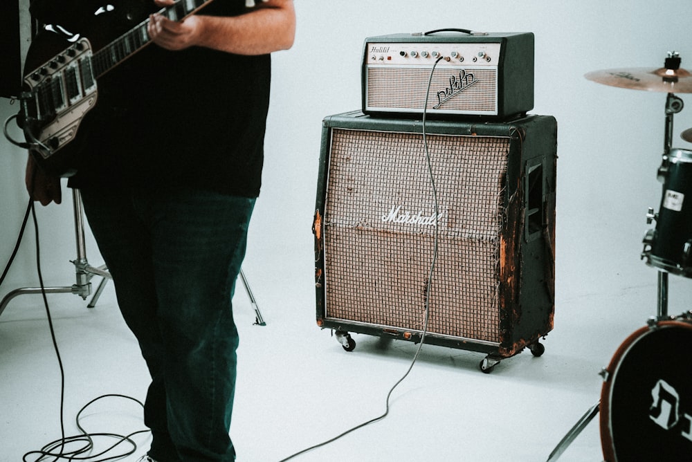 Amplificador de guitarra cerca del instrumento de batería