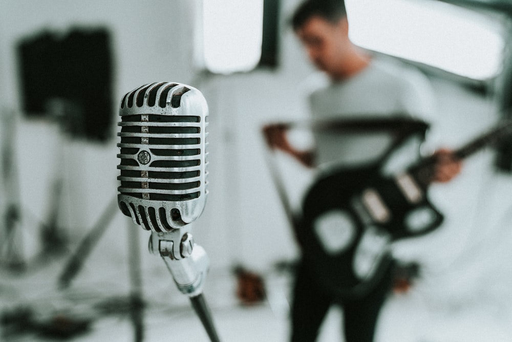 guitariste tenant une guitare noire