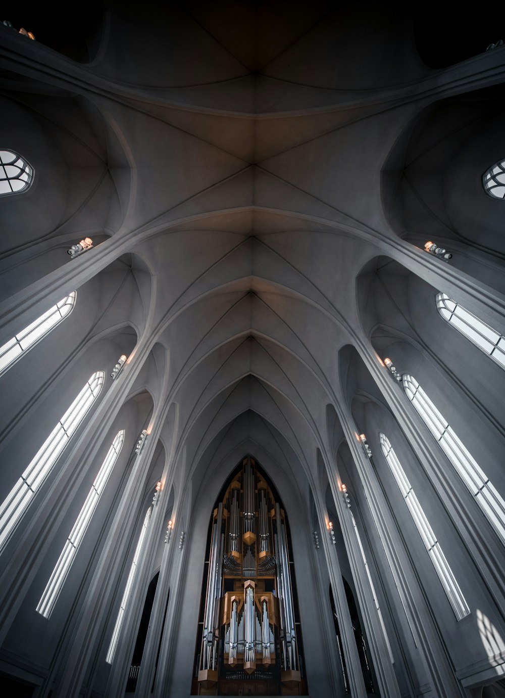 fotografia de baixo ângulo do interior da catedral