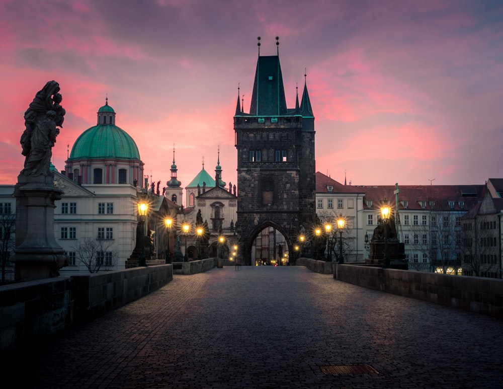 beleuchtete Brücke in der Nähe des Kuppelgebäudes während der Goldenen Stunde