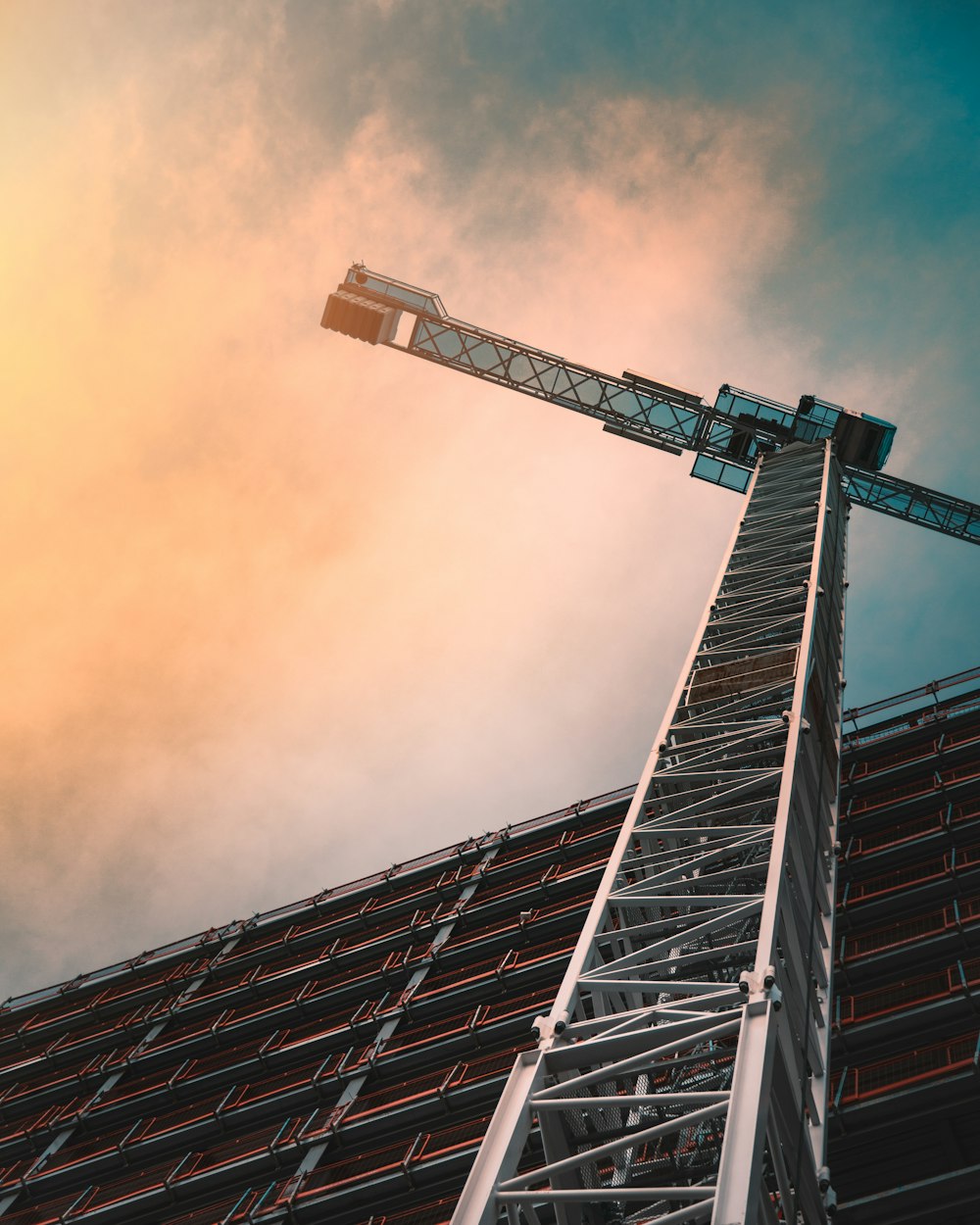 Photographie en contre-plongée de grue à tour grise