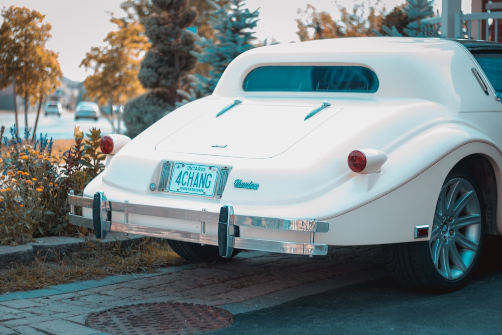 voiture blanche garée