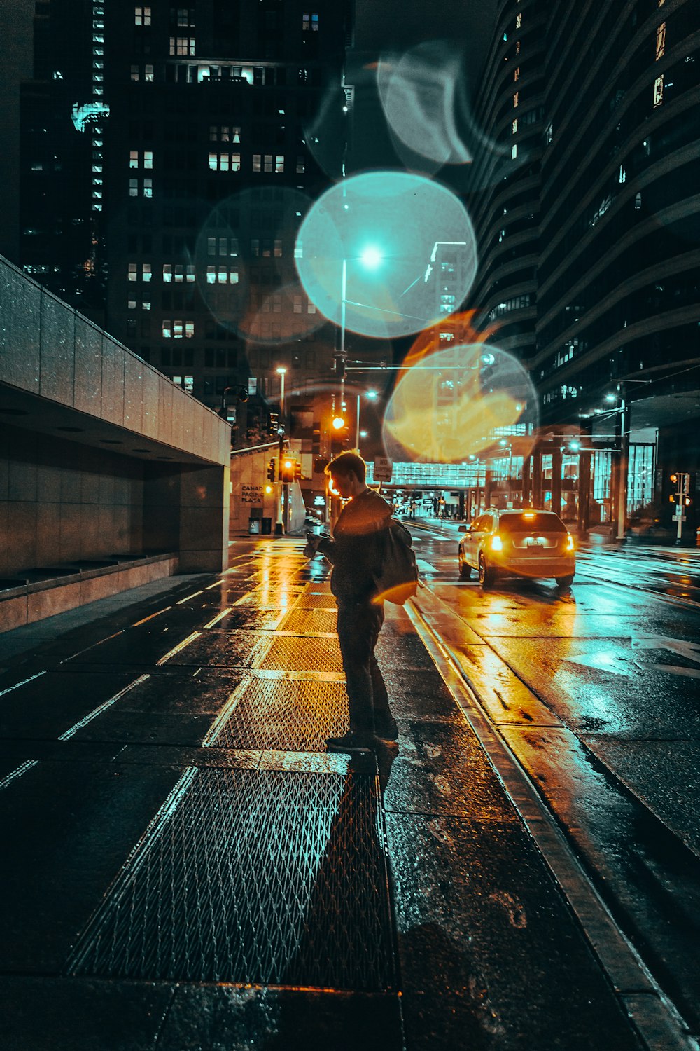 Mann steht nachts auf der Straße