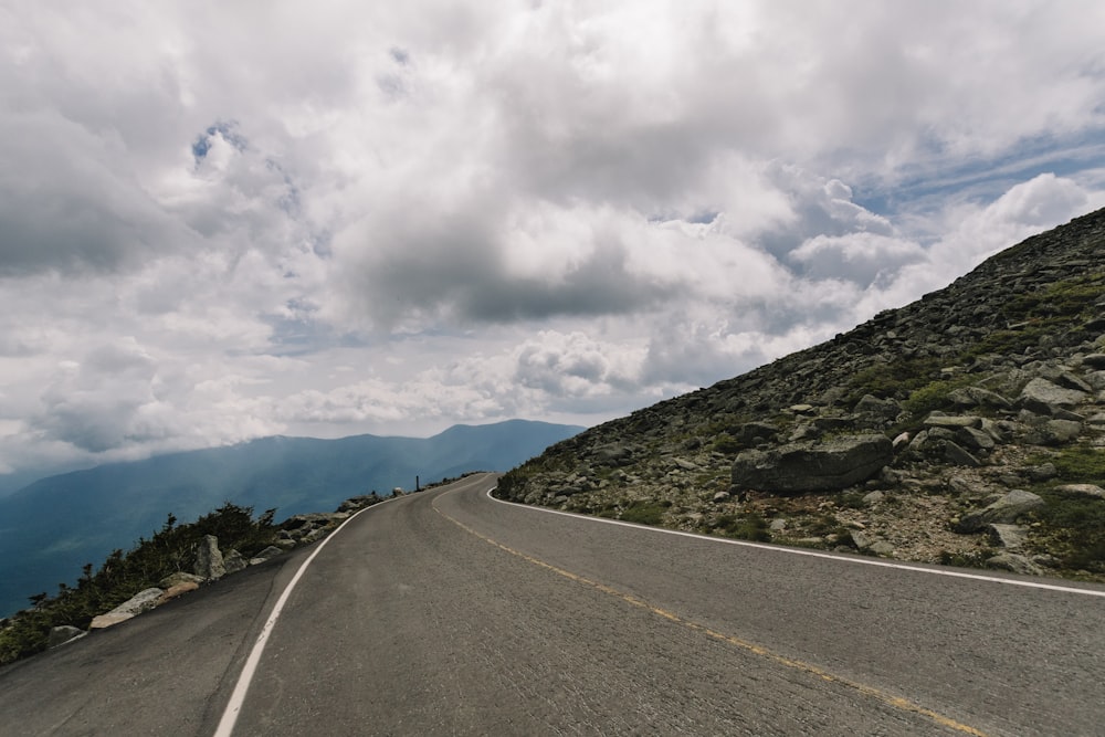 Camino ancho bajo el cielo nublado