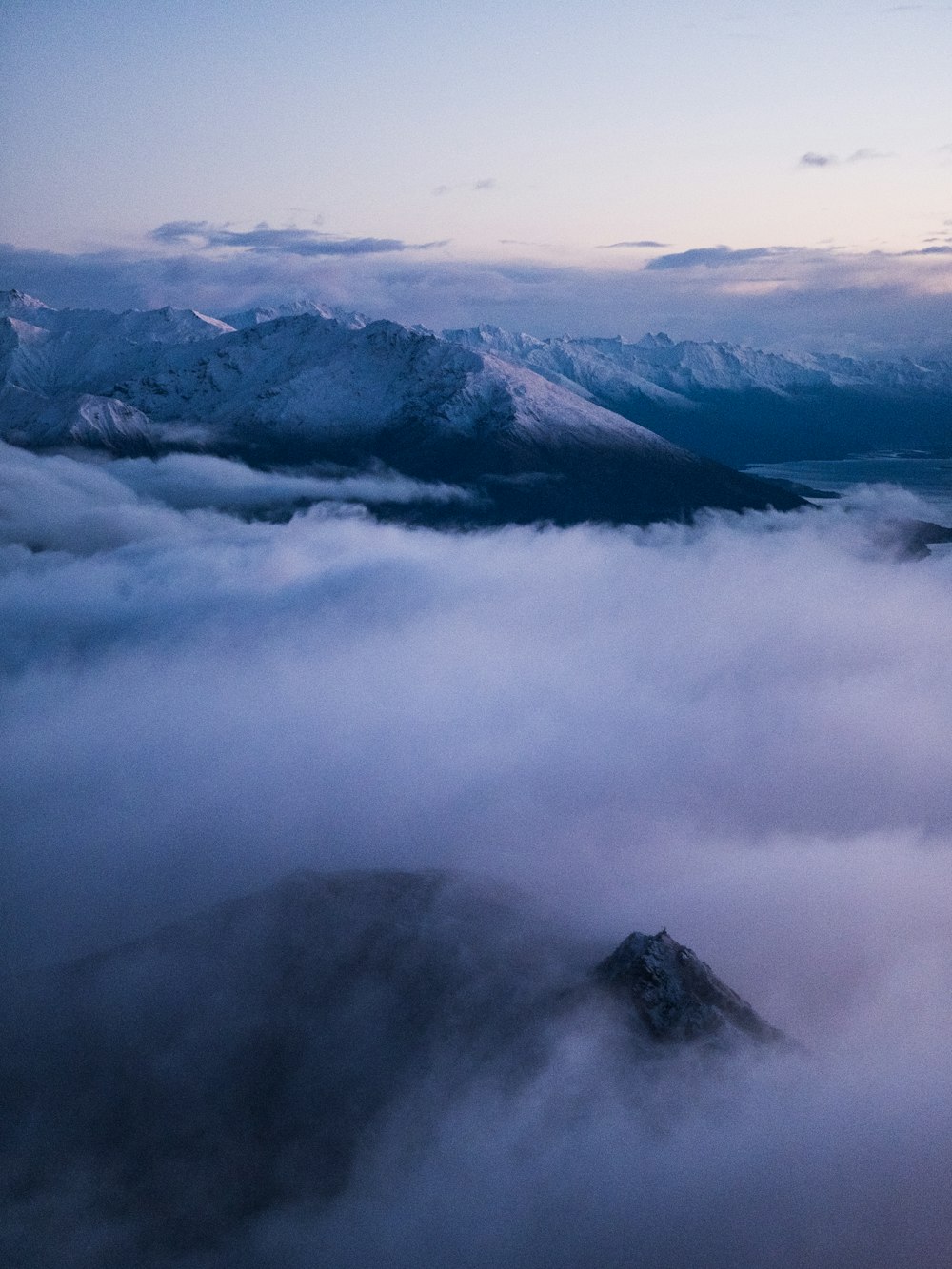 Foto aérea de mar de nubes y montaña