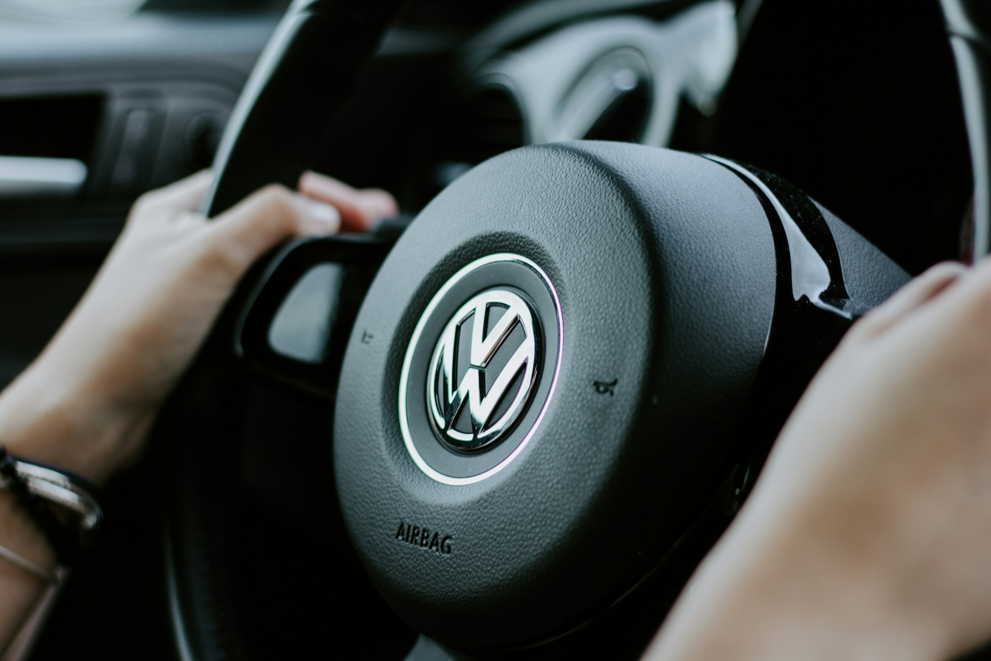 Une Femme Enceinte Au Volant De Sa Voiture, Le Port De La Ceinture