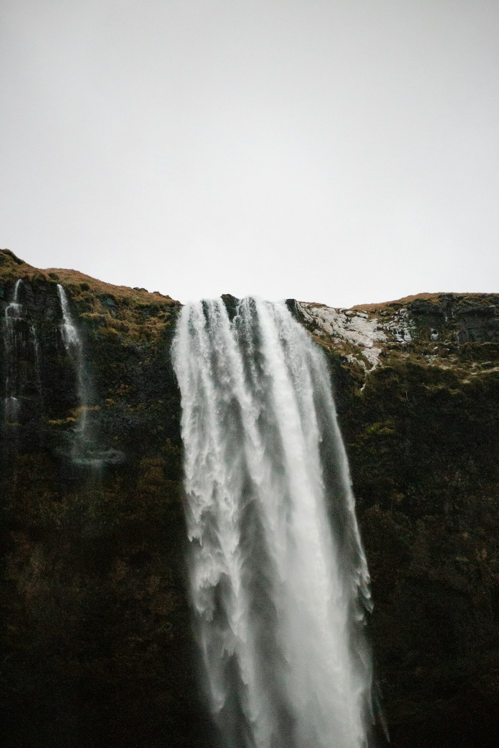 closeup photography of waterfalls during daytime