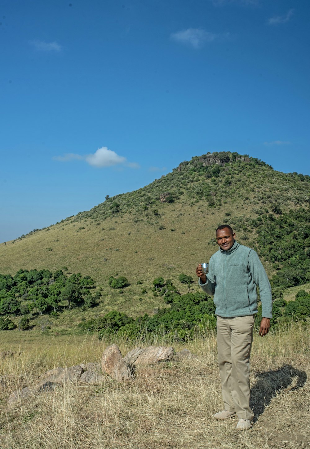 Hombre de pie en un campo verde