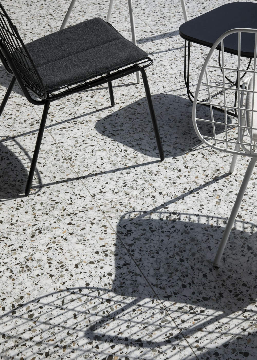 sedia imbottita con struttura in metallo nero sul pavimento