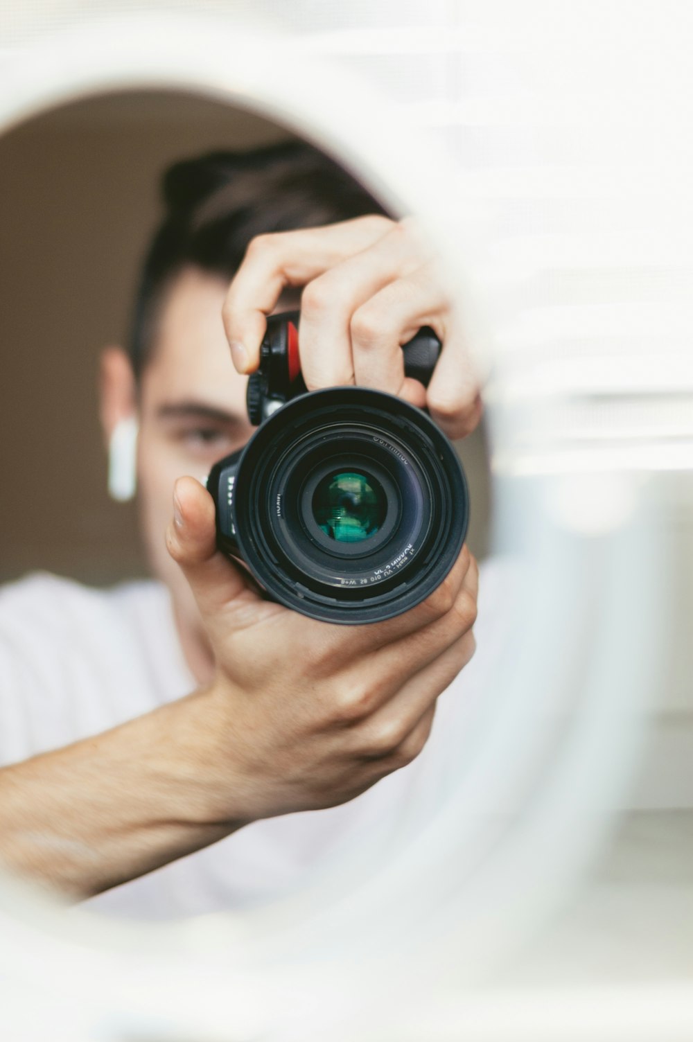 Fotografia con messa a fuoco selettiva di una persona che tiene la fotocamera del ponte