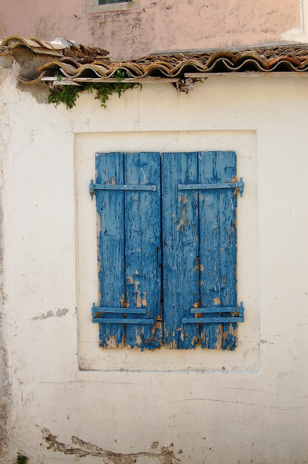 ventana de madera azul