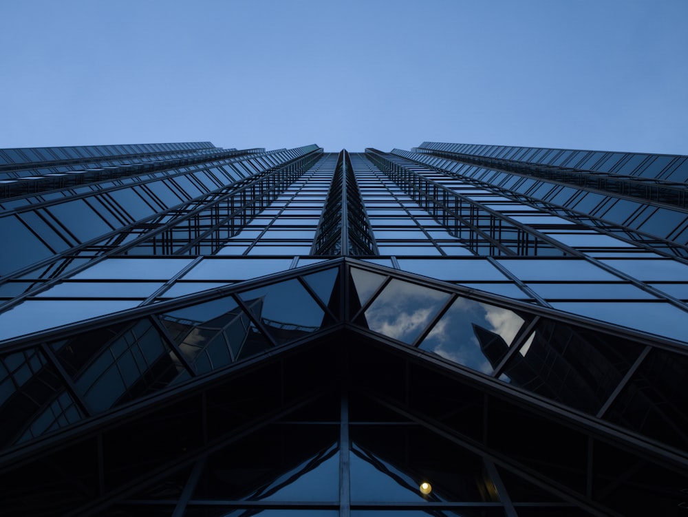 Foto de vista de gusano de un edificio de gran altura