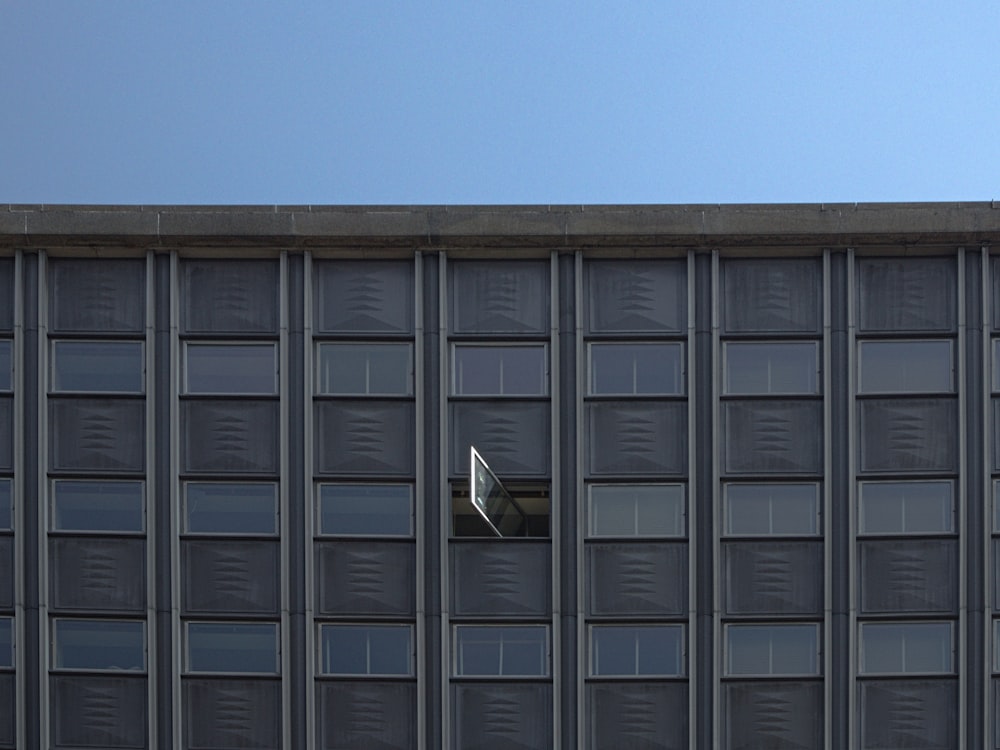 fenêtre du bâtiment ouverte sous un ciel bleu clair