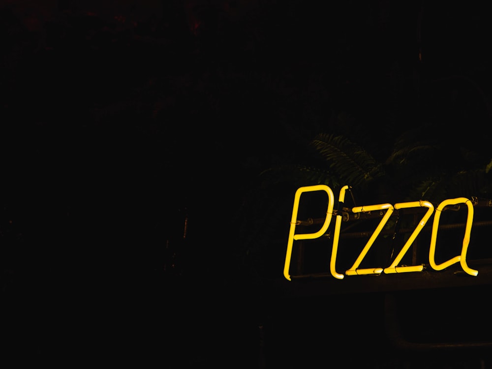gelbe Pizza-Leuchtreklame eingeschaltet