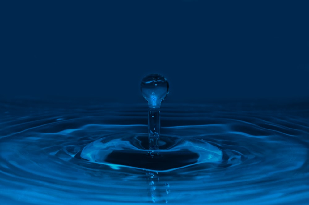 Photographie en accéléré d’une gouttelette d’eau avec ondulation
