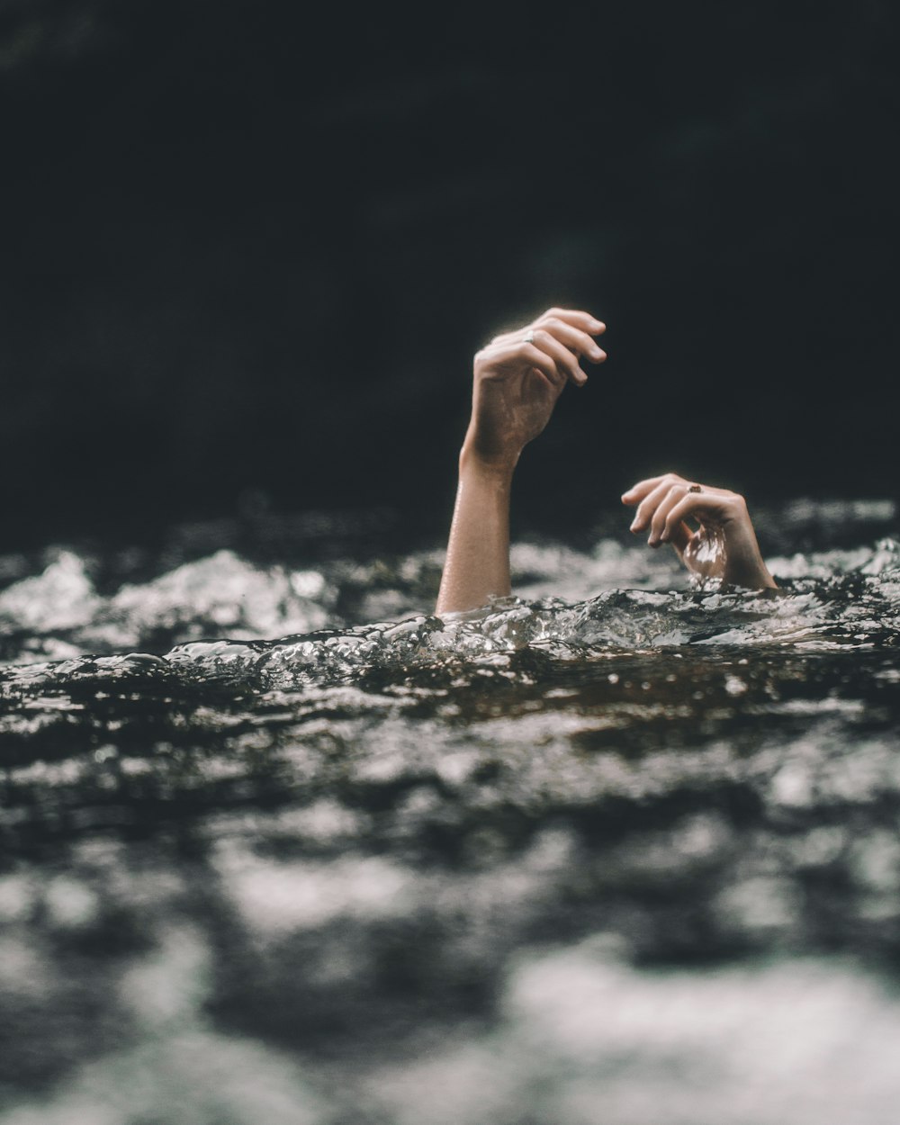 les mains de la personne