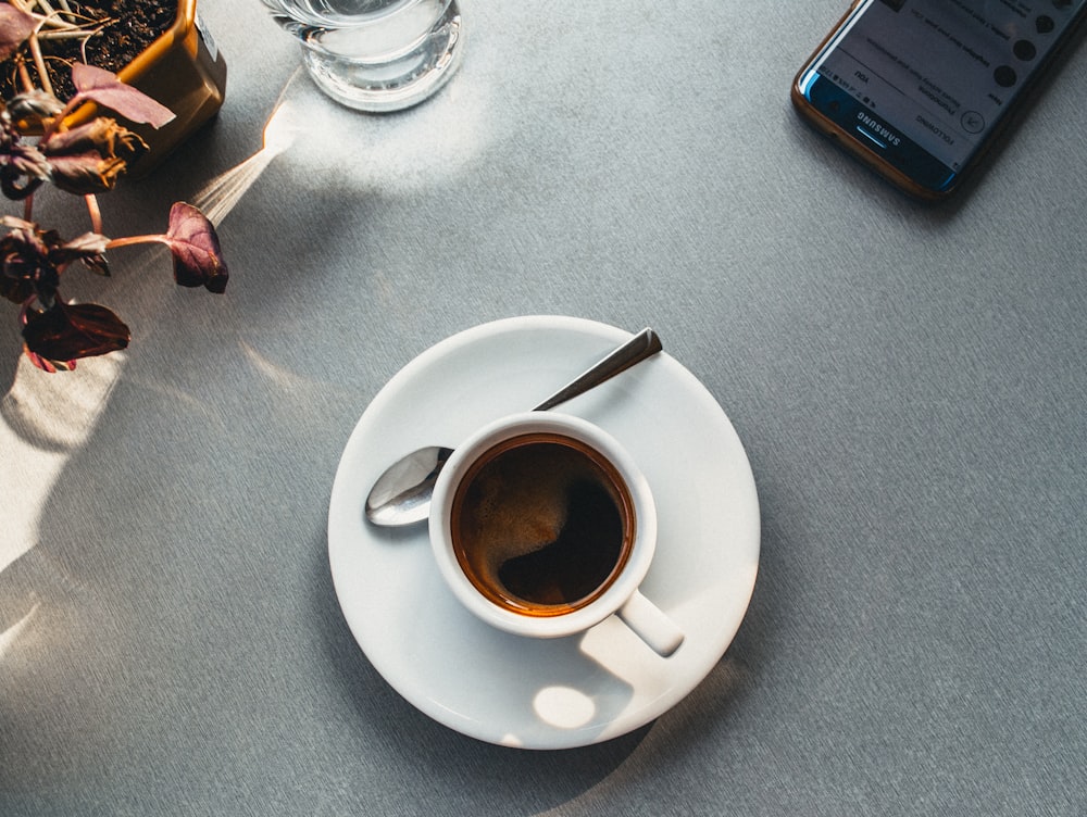 weißer Keramikbecher auf Untertasse