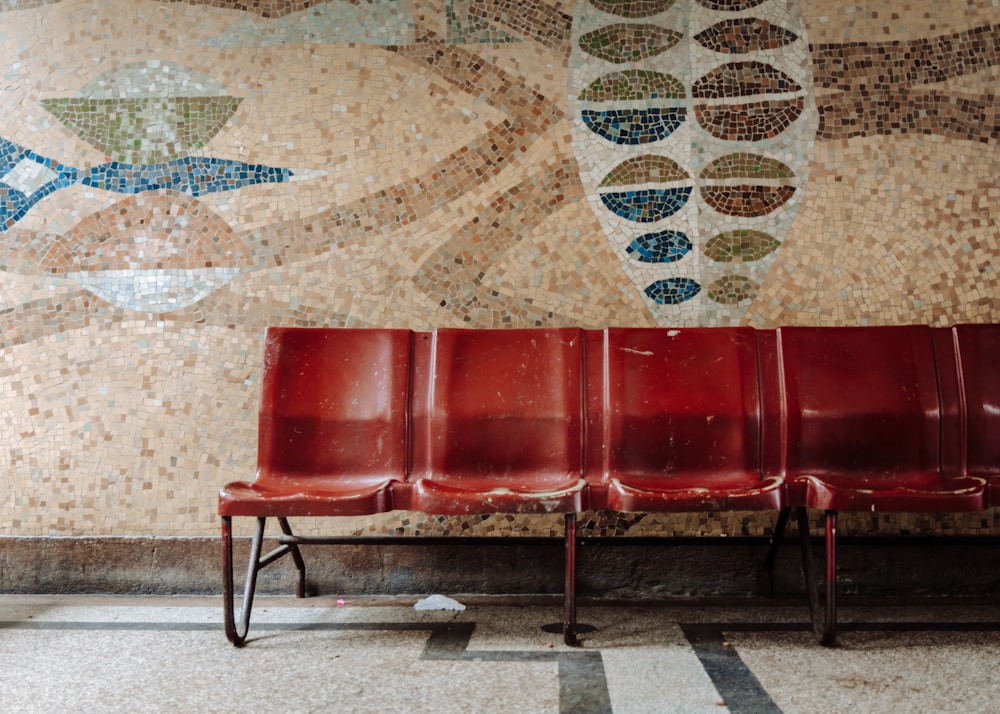 Cinq chaises rouges