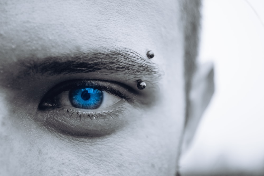 Foto selectiva del ojo azul del hombre