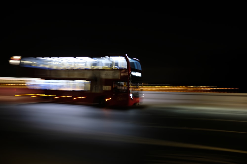 Fotografía de desenfoque de movimiento de Double Decker BU