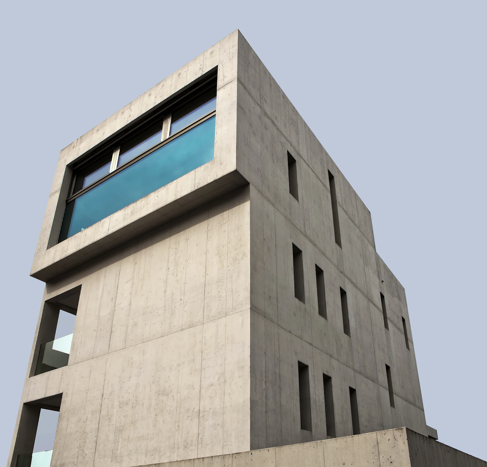 Fertiggestelltes Gebäude mit klarer Fassade